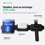Station Trio Charge dépliée rechargeant un téléphone, des écouteurs et une Apple Watch